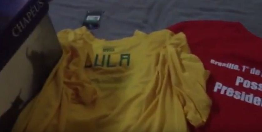 Camiseta com o nome de Lula encontrada no sítio em Atibaia
