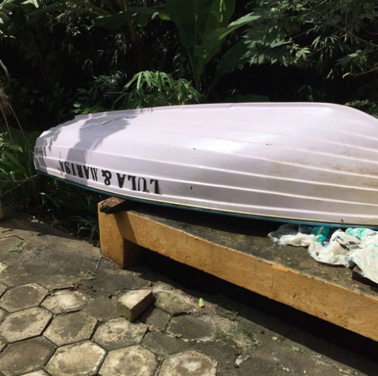 Canoa no sítio de Atibaia com o nome de Lula e Marisa