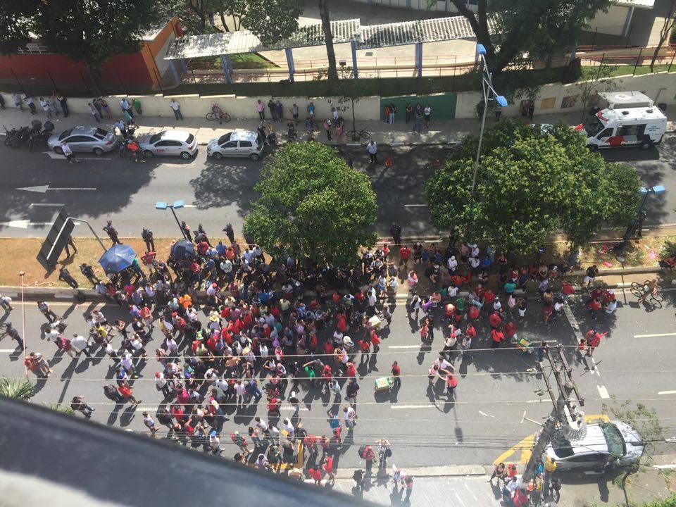 Mortadelantes em frente ao prédio de Lula, hoje