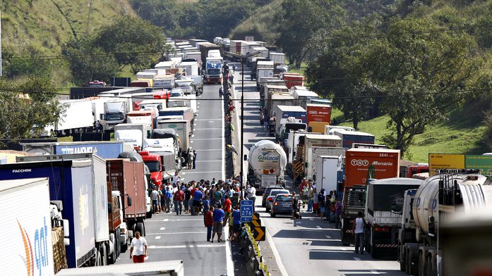 Ou a palhaçada para, ou o país para