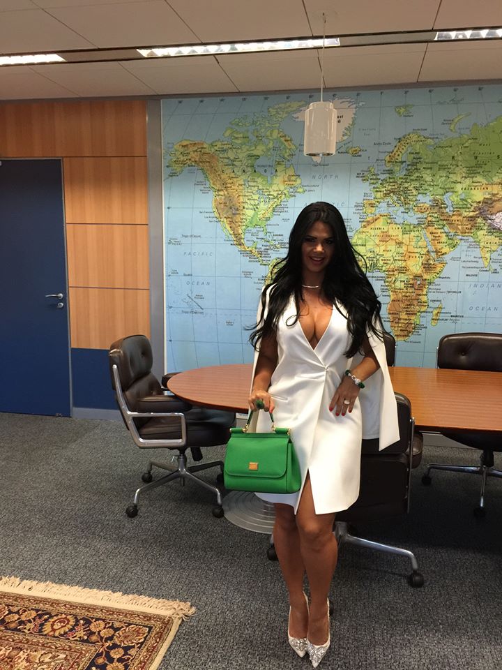 Milena Santos faz seu álbum de fotos no ministério como "primeira-dama do turismo do Brasil"