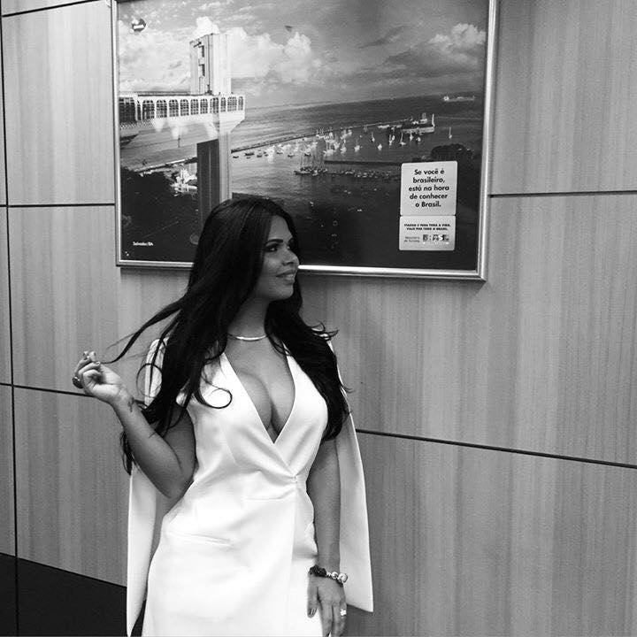Milena Santos faz seu álbum de fotos no ministério como "primeira-dama do turismo do Brasil"
