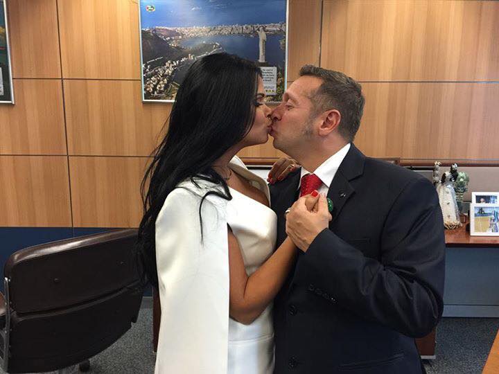 Milena Santos faz seu álbum de fotos no ministério como "primeira-dama do turismo do Brasil"