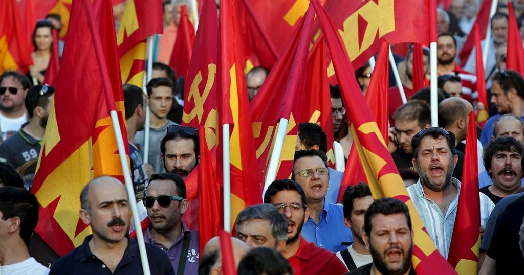 Partido Comunista Grego em manifestação de 2015: uma população com dificuldade de entender que “não existe almoço grátis”