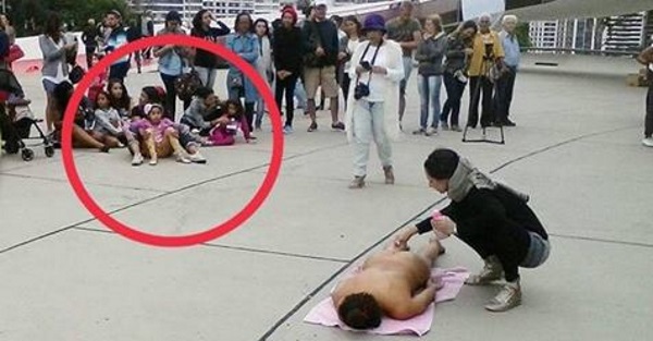 Esquerda pratica "depilaço" em frente a museu lotado de crianças e no meio da tarde