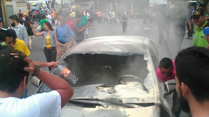 Carro incendiado de deputado venezuelano