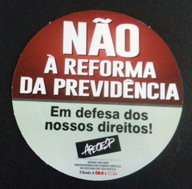 Encontro dos professores estatais tem adesivo a favor da quebra da previdência social