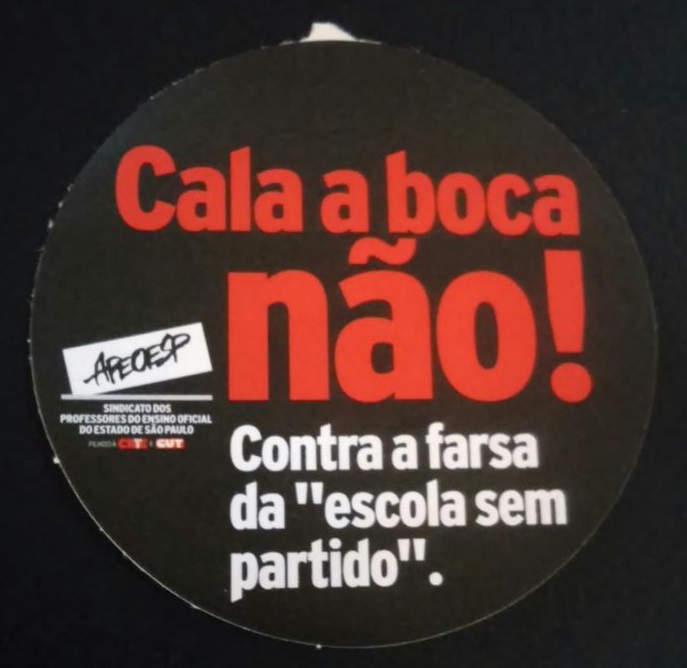 Encontro dos professores estatais tem adesivo contra o projeto "Escola Sem Partido"