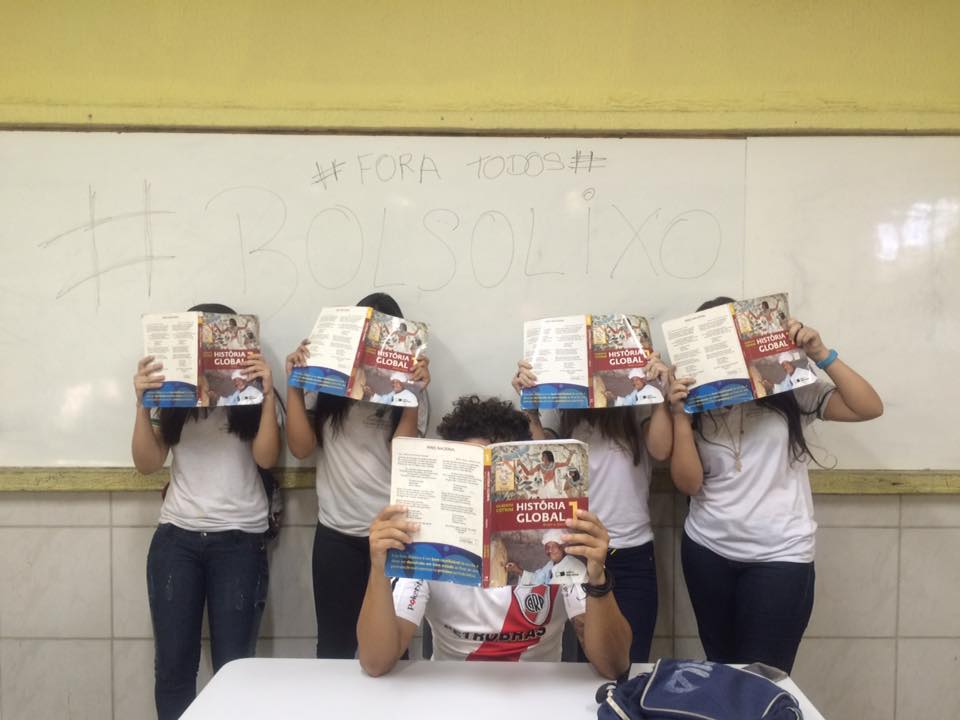 Em resposta aos alunos que apoiam Bolsonaro, estudantes de outro colégio postam para foto com "Bolsolixo" ao fundo