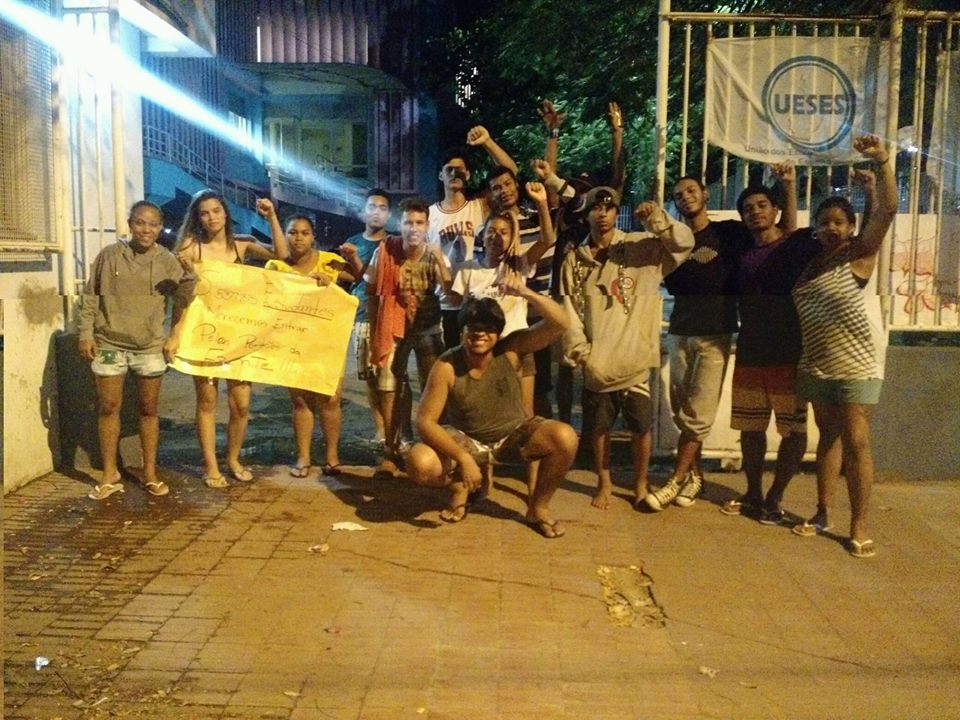 Foto disponibilizada no Facebook oficial dos invasores mostra os primeiros a invadirem a escola