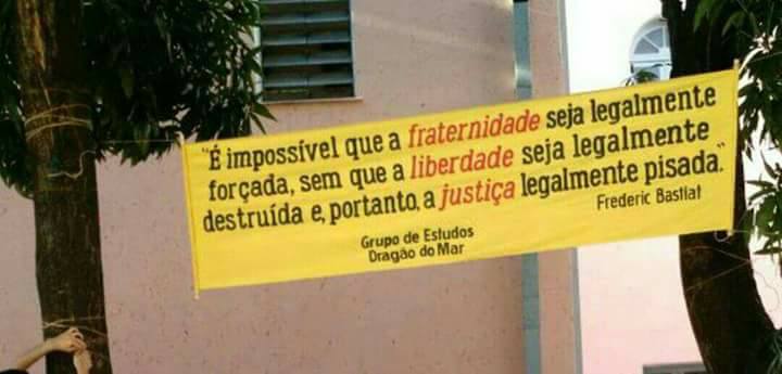 Faixa do Grupo de Estudos Dragão do Mar queimada pelo movimento fascista