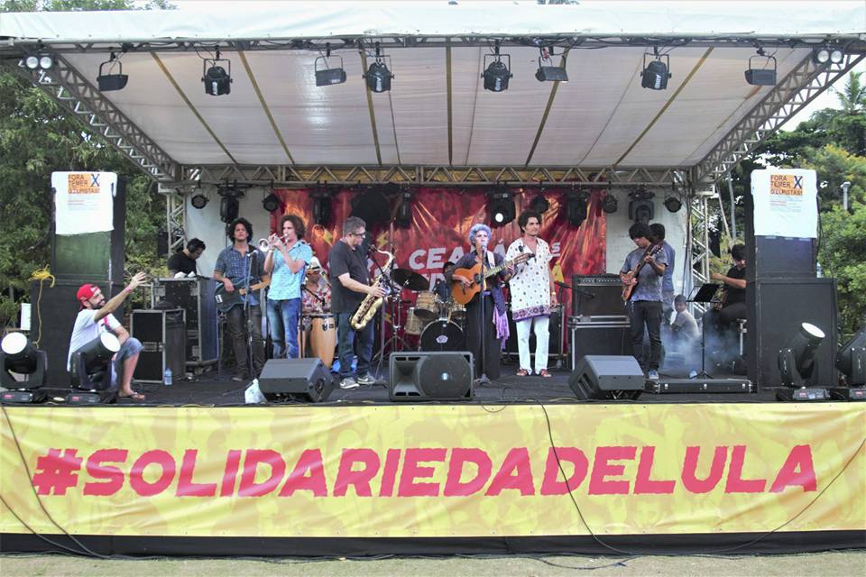 Uma faixa com a hashtag SOLIDARIEDADELULA foi extendida na parte inferior do palco.