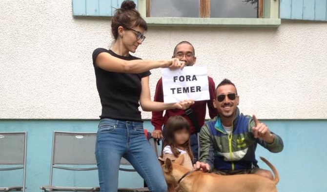 Elisabete Finger em 2017: "Fora Temer" em companhia da filha incentivada a tocar coreógrafo nu