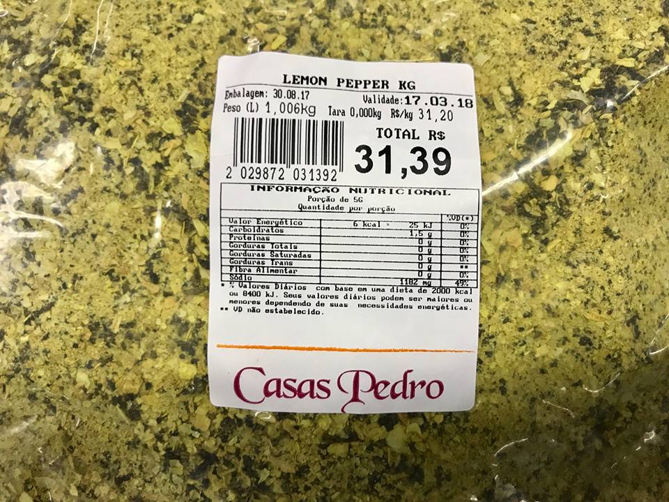 10 kg de tempero da melhor qualidade foram parar no lixo. O motivo? Essa etiqueta não tinha o CNPJ das "Casas Pedro"