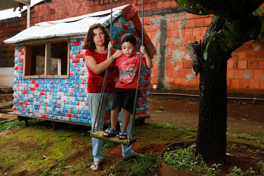 Governo cobra IPTU sobre casinha feita de caixas de leite